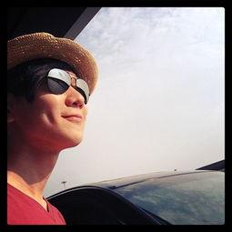 林俊杰戴墨镜照片,演绎时尚魅力